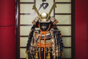 鎧甲勇士，自由戰(zhàn)神是一款由日本萬(wàn)代南夢(mèng)宮公司研發(fā)并發(fā)行的動(dòng)作冒險(xiǎn)類(lèi)手游。在游戲中，玩家將扮演鎧甲勇士，在多元化的關(guān)卡中擊敗各種強(qiáng)大的敵人，并收集和培養(yǎng)角色的裝備、技能等元素，提升自己的戰(zhàn)斗力。，鎧甲勇士，自由戰(zhàn)神