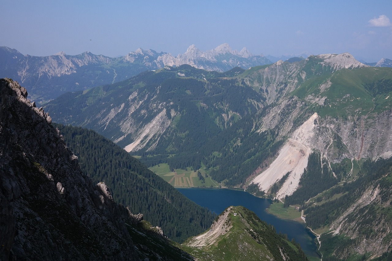 夢魘之境——山體滑坡的驚懼與思考，山體滑坡的驚懼與思考，夢魘之境的挑戰(zhàn)