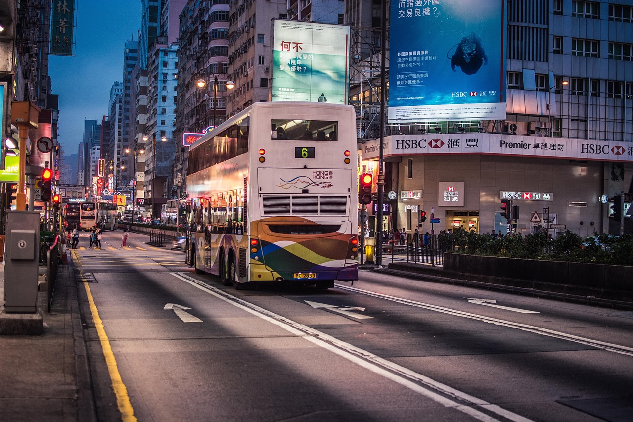 【美股】納指收跌4%創(chuàng)2022年9月以來最大跌幅，特斯拉重挫15%距高點已腰斬